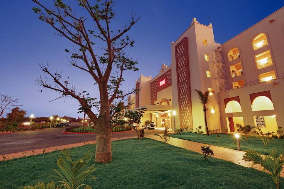 En Pointe Sarene abrió recientemente el hotel Riu Baobab que ofrece todas las comodidades de un resort de cinco estrellas todo incluido.