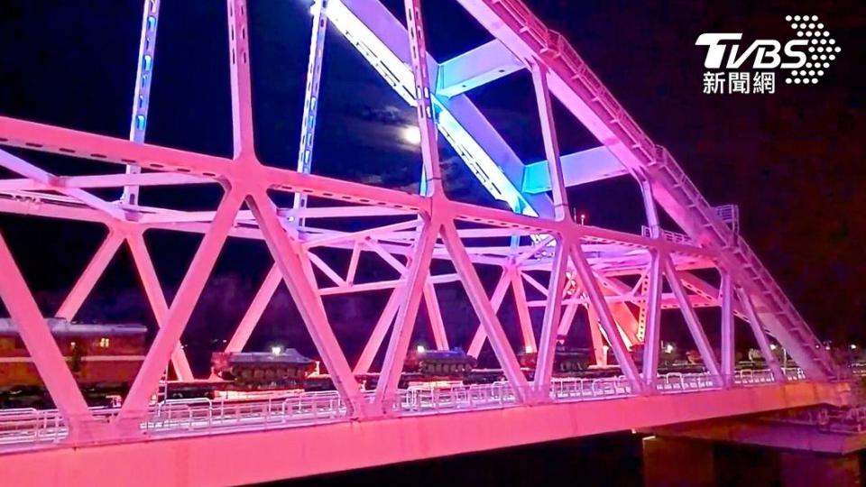 全長19公里的克里米亞大橋，是鐵、公路2用橋，擁有4線車道與1條雙軌鐵路。（圖／達志影像美聯社）