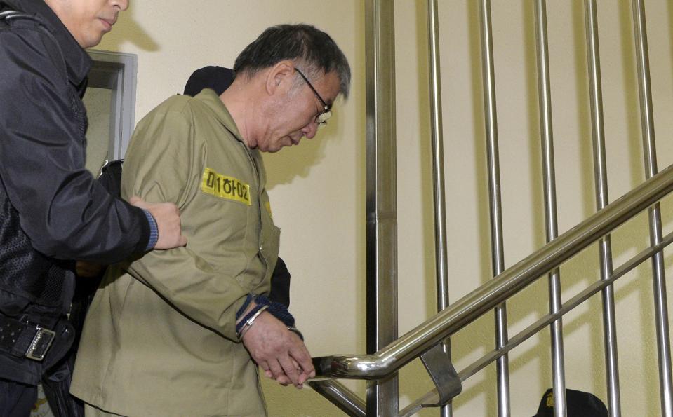 Lee Joon-seok, capitán del transbordador surcoreano Sewol, llega en un autobús para recibir su sentencia en la Corte del Distrito en Gwangju en Corea del Sur este martes 11 de noviembre de 2014. REUTERS/News1/Korea Pool.