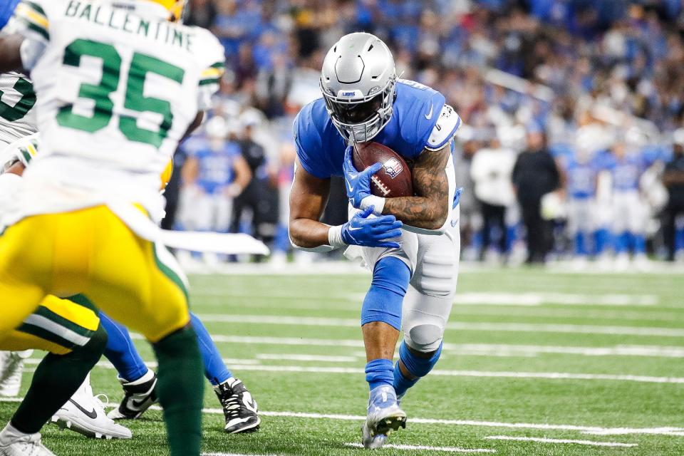 Detroit Lions running back David Montgomery leans toward the goal line against the Green Bay Packers during the second half at Ford Field in Detroit on Thursday, Nov. 23, 2023.