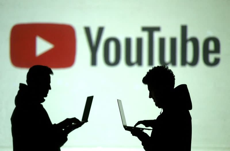 FOTO ARCHIVO. Ilustración muestra las siluetas de usuarios de dispositivos móviles junto a una proyección de pantalla del logotipo de Youtube