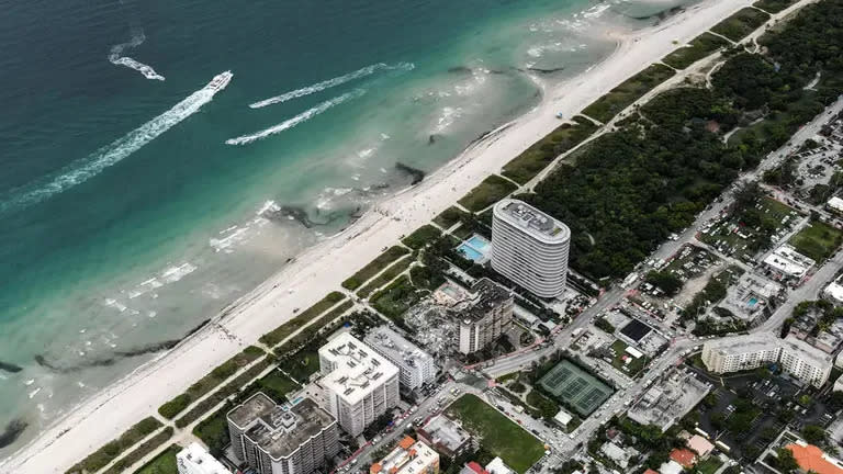 Vista aérea de la zona donde parte de un edificio se derrumbó el 24 de junio de 2021 en Surfside, cerca de Miami, en el sureste de Estados Unidos