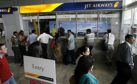 Passengers crowd at the Jet Airways ticketing counters at the domestic airport terminal in Mumbai September 9, 2009. REUTERS/Punit Paranjpe/Files