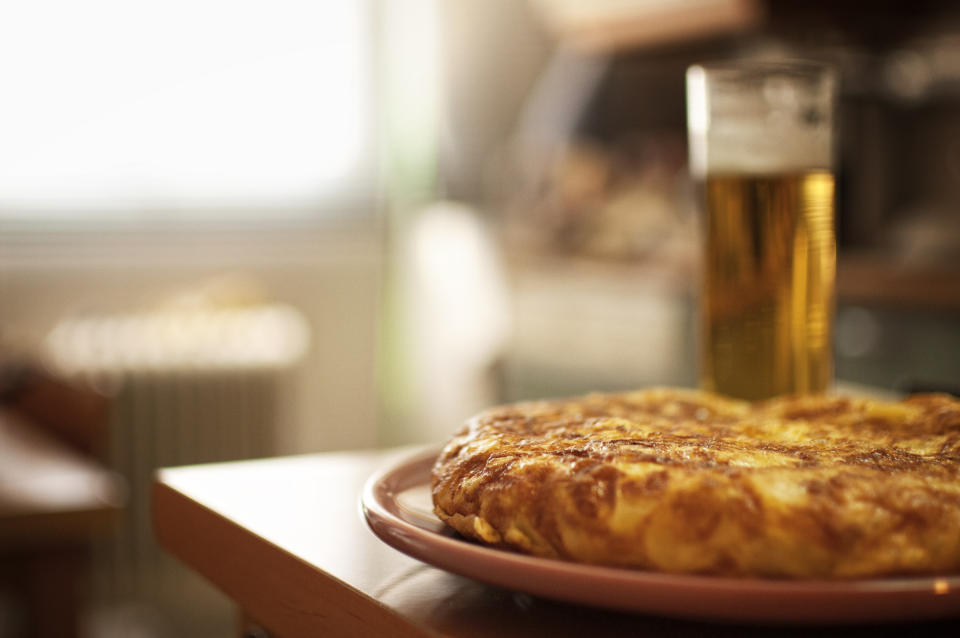 La cebolla blanca es la más idónea para la tortilla de patata. Foto: Getty Creative