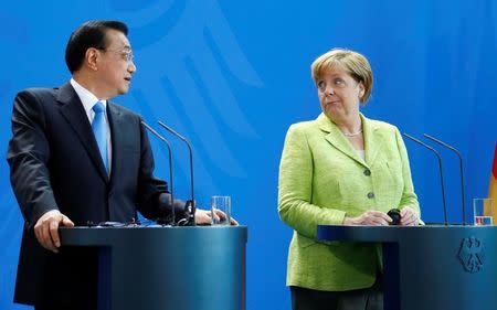 German Chancellor Angela Merkel and Chinese Premier Li Keqiang during news conference at the Chancellery in Berlin, Germany, June 1, 2017. REUTERS/Fabrizio Bensch