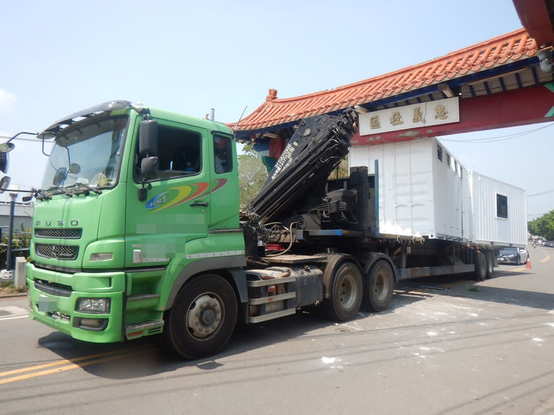 貨櫃車超高撞斷台中大雅社區牌樓 一輛貨櫃車17日下午行經台中市大雅區時疑因未注意 貨櫃已超高，直接撞上當地忠義社區牌樓，目前區公 所已暫時封閉道路，將拆除牌樓。 （民眾提供） 中央社記者趙麗妍傳真  113年4月17日 