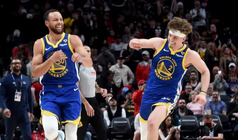 ▲金州勇士今年休賽季最終沒能成功留下前明星射手「K湯」Klay Thompson，他以3年5000萬美元（約新台幣16.2億元）價碼轉戰獨行俠，而在Thompson離開灣區之後，他的位置將由年僅21歲的小將Brandin Podziemski（右）給補上。