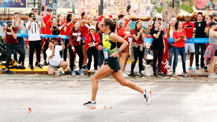 <span class="article__caption">Desiree Linden of the United States put in an early surge pushing the pace just off course-record pace through the 10km split.</span> (Photo: Sarah Stier/Getty Images)