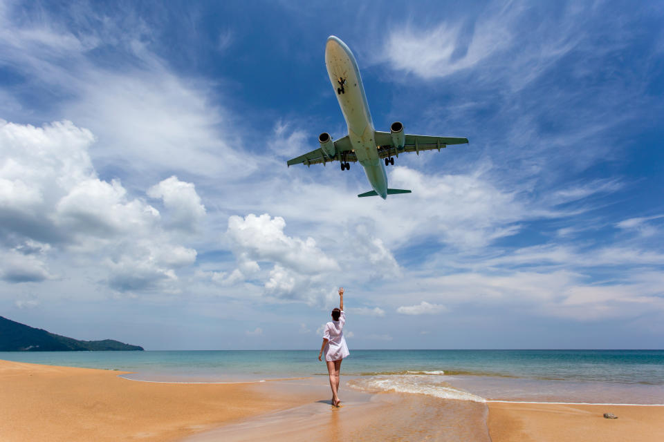 La playa tiene gran popularidad global por las divertidas selfies que los turistas allí han logrado con los bajos vuelos de los aviones en sus maniobras de aterrizaje. (Foto Getty Creative)