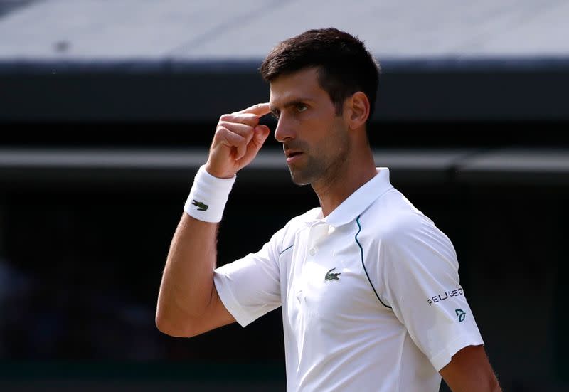 El serbio Novak Djokovic reacciona durante el partido de tercera ronda en Wimbledon ante el estadounidense Denis Kudla, en el All England Lawn Tennis and Croquet Club, Londres, Inglaterra