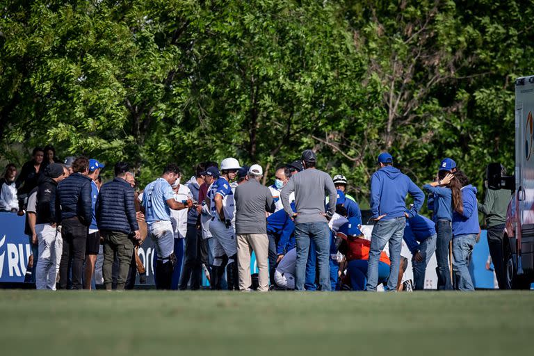 La preocupación por la caída de Nicolás Pieres en Ellerstina vs. La Dolfina-Brava, por el Abierto de Hurlingham; al parecer, el back no tiene lesión alguna, pero quedó preventivamente en observación.