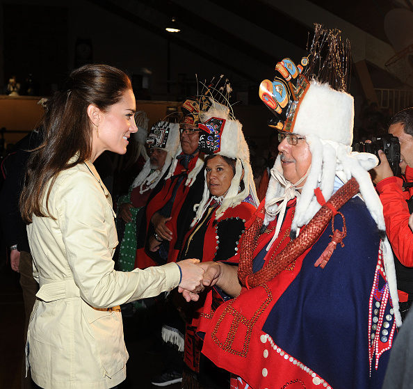 La pareja se reunió con líderes indígenas.