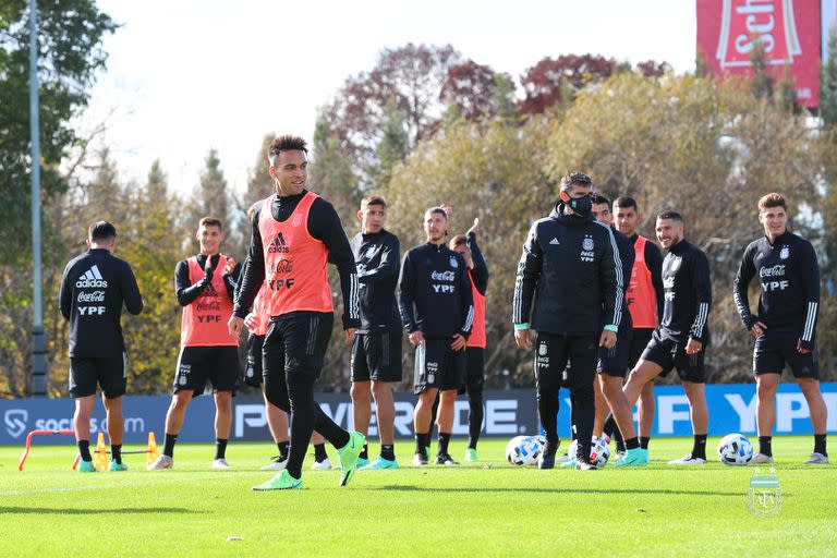 Lautaro Martinez, al frente, en un entrenamiento de la selección argentina en el predio de AFA, en Ezeiza.