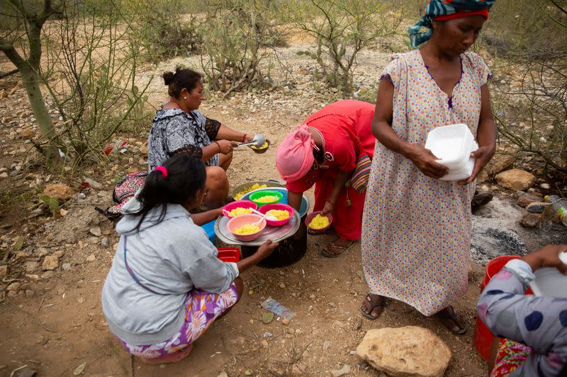 Foto de archivo. Indígenas wayuu levantan bloqueo de vía férrea utilizada por la productora de carbón Cerrejón, en Puerto Bolívar.