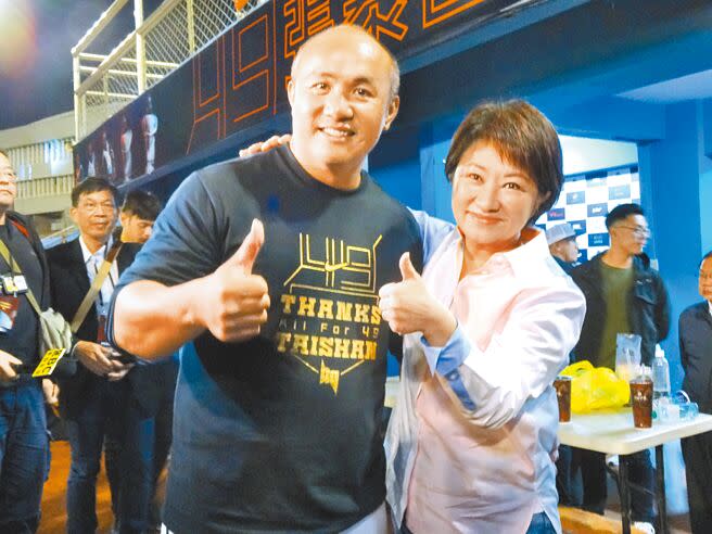 2018年張泰山（左）舉辦引退儀式，當時即將上任台中市長的盧秀燕還擔任神祕嘉賓。（本報資料照片）