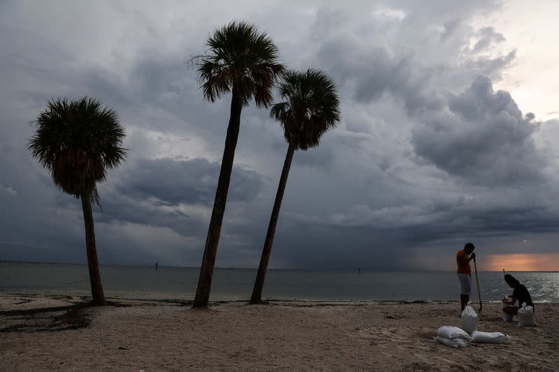 Residentes llenan sacos de arena, mientras el huracán Ian avanzaba hacia el estado con fuertes vientos, lluvias torrenciales y una poderosa marejada ciclónica, en Ben T. Davis Beach en Tampa, Florida, EEUU