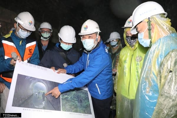 舊三貂嶺隧道自行車道預計年底完工，新北市長侯友宜（右三）今視察盼帶動「青春山海線」低碳旅遊。（記者蘇春瑛攝）