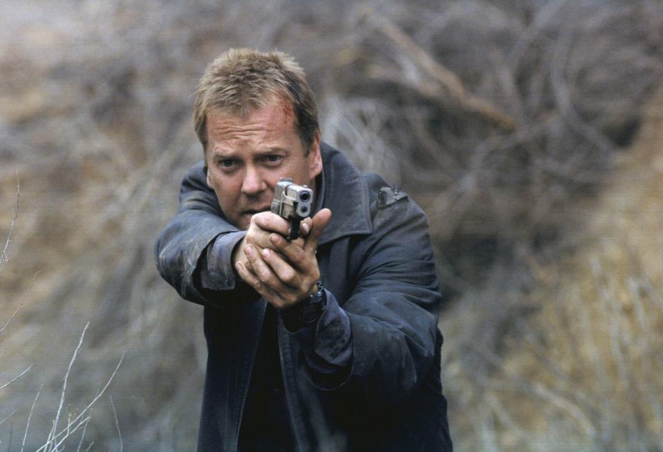 Wie weit darf und kann man (persönlich) gehen, um Terroristen aufzuhalten? Agent Jack Bauer (Kiefer Sutherland) gibt dafür alles. Es gibt so gut wie keinen physischen und psychischen Schmerz, den der Top-Agent der fiktiven Anti-Terror-Einheit CTU (Counter Terrorist Unit) im Laufe von acht Staffeln bei seinen Einsätzen nicht ertragen musste. (Bild: Fox)