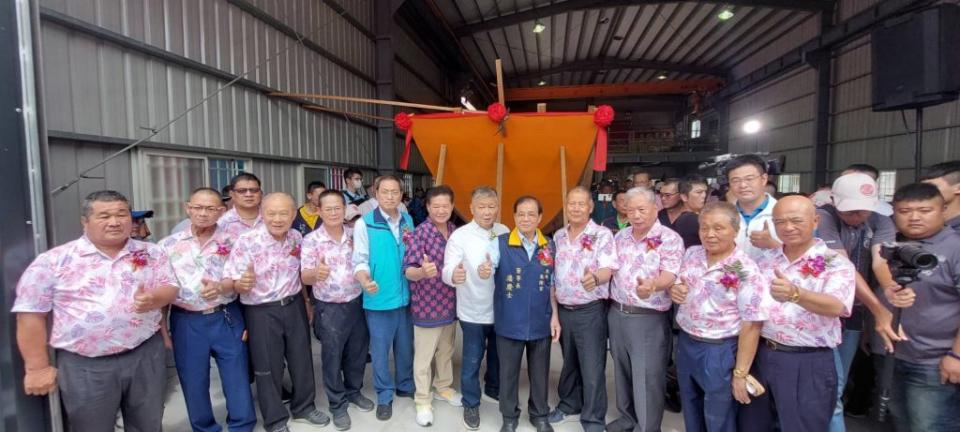 大甲鎮瀾宮建醮王船立（舟參）安龍骨典禮，在屏縣新園鄉王船廠舉行，由鎮瀾宮董事長顏清標（前排左七）及東港東隆宮董事長潘慶士（右五）等人見證這歷史性一刻。（記者鄭伯勝攝）