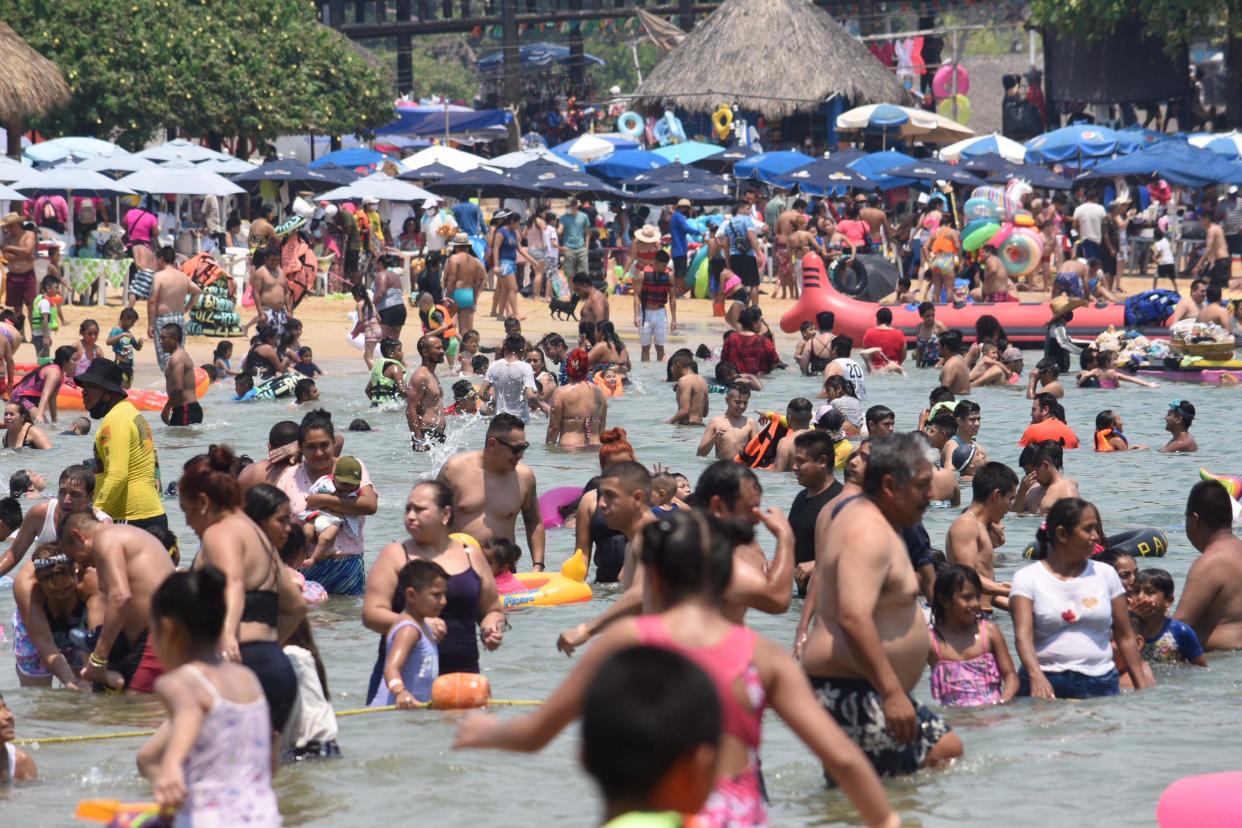 ACAPULCO, Gro.- 2 de abril de 2021. Vacacionistas abarrotaron las playas de Acapulco en la primera semana del periodo vacacional de Semana Santa a pesar de la pandemia del covid-19. Foto: Agencia EL UNIVERSAL/EELG