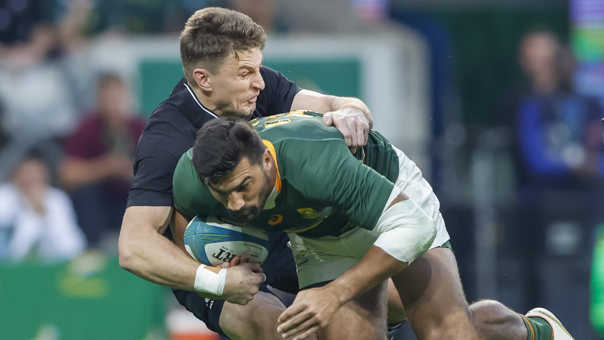  Damien de Allende of South Africa and Beauden Barrett of New Zealand fight for the ball 