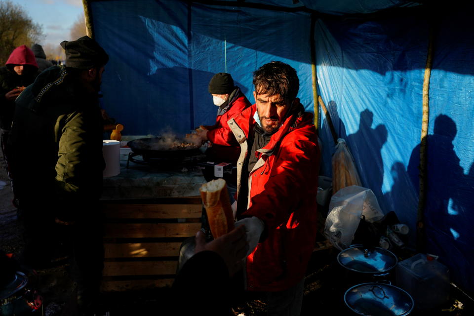 Vendiendo sándwiches en un campo de inmigrantes para pagar a los traficantes