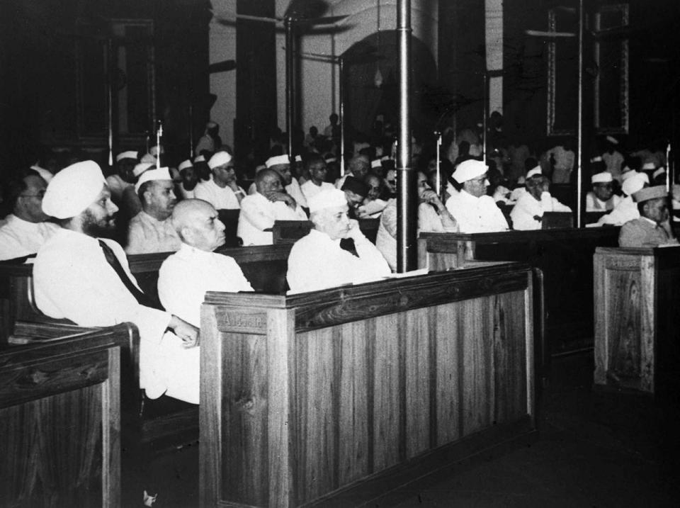 INDIA INDEPENDENCE: India Independence: Members of the constitutional assembly listen to a speech of Lord Mountbatten in 1947 in New Delhi, India. First bench, front right, is Prime Minister Jawaharlal Nehru, front left is defense minister Sardar Swaran Singh. Person in between not identified. (AP Photo) — Unabhaengigkeit Indien: Die Verfassungsgebende Versammlung in New Delhi waehrend der Rede von Lord Mountbatten 1947 in Neu Delhi. Vorne rechts sitzt Premierminister Jawaharlal Nehru und vorne links Verteidigungsminister Sardar Swaran Singh. (AP Photo)