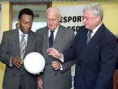 Soccer legend Pele (L) arrives for a meeting alongside Joao Havelange, former president of FIFA, and Ricardo Texeira, president of the Brazilian Soccer Federation (CBF), at the Ministry of Sports in Brasilia, March 13, 2001. REUTERS/File photo
