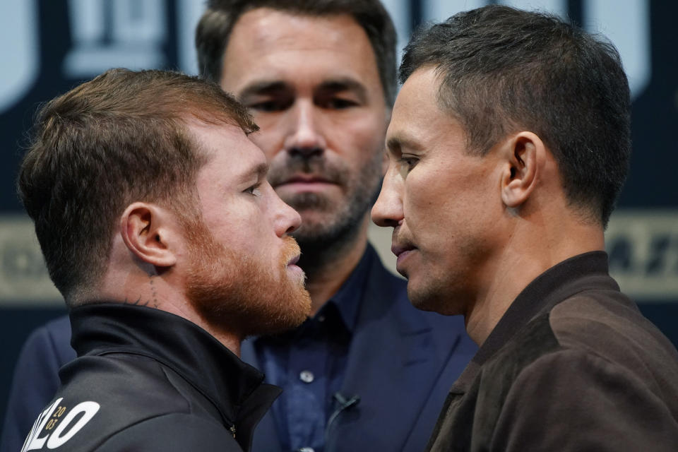 Canelo Alvarez, izquierda, y Gennady Golovkin, derecha, posan durante una conferencia de prensa el jueves 15 de septiembre de 2022 en Las Vegas.  Los dos están programados para pelear en una pelea por el título de peso súper mediano el sábado en Las Vegas.  (Foto AP/John Locher)