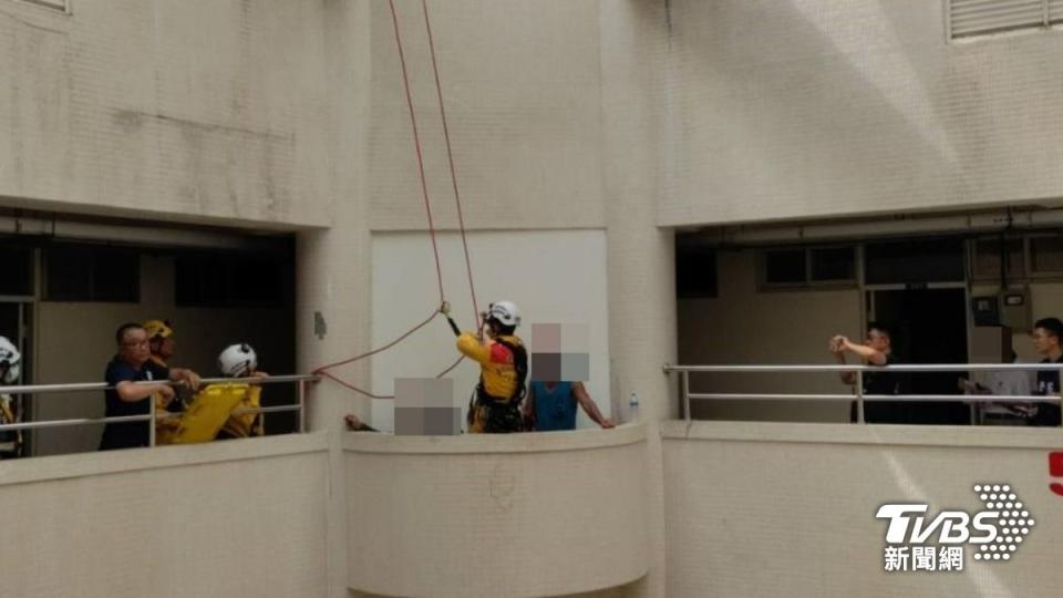 工人踩破遮光罩，當場墜落5樓的女兒牆受困。（圖／TVBS）