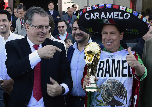 Caramelo junto a Marcelo Ebrard en el Tour de la Copa del Mundo por M&#xe9;xico en octubre pasado. (CLAUDIO CRUZ/AFP via Getty Images)
