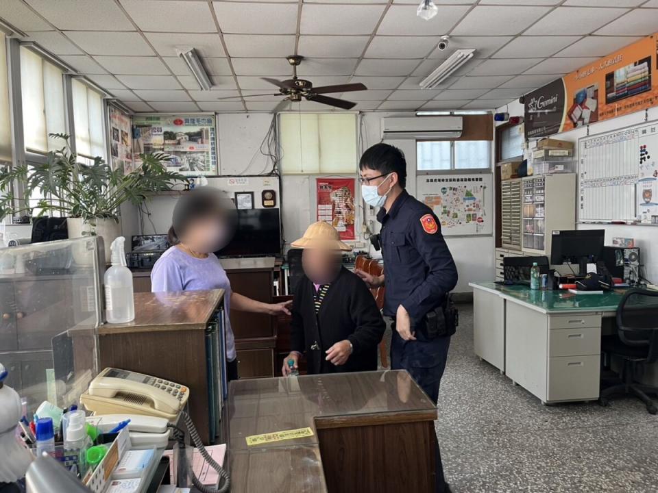 ▲虎警暖心助迷途老嫗返家，家屬感動頻道謝。(記者劉春生攝)