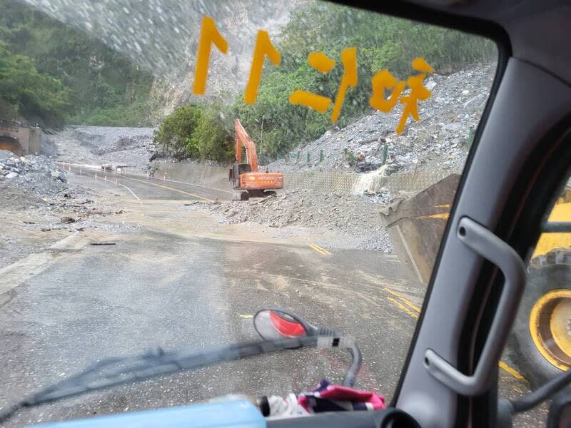 蘇花路廊蘇澳至崇德段 9時只出不進12時封閉 受颱風山陀兒外圍環流強降雨影響，蘇花路廊和仁至 崇德路段已發生多處土石流災阻，公路局東區養護工 程分局公布，為維護用路人車安全，蘇花路廊蘇澳至 崇德及台9丁線蘇澳至和仁路段，30日上午9時預警性 道路封閉「只出不進」、中午12時封閉。 （花蓮縣消防局提供） 中央社記者李先鳳傳真  113年9月30日 