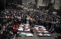 Palestinos asisten al funeral por dos mujeres y ocho niños de la familia Abu Hatab en Ciudad de Gaza, que murieron en un ataque aéreo israelí, el sábado 15 de mayo de 2021. (AP Foto/Khalil Hamra)