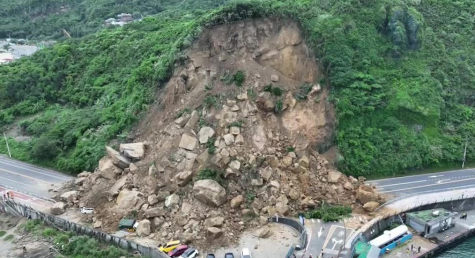 基隆市中正區潮境公園入口處平浪橋旁的邊坡，突然發生大規模土石坍塌，災況景象怵目驚心。（翻攝畫面）