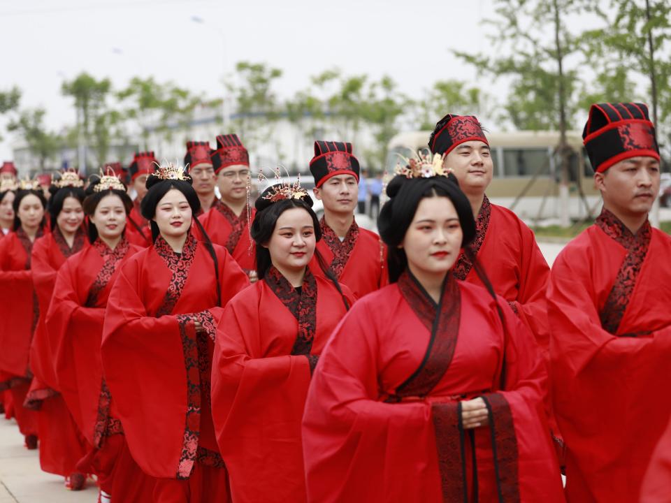 chinese couple weddings