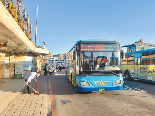 基隆市公車因應工程建設，2月1日起3、4、6字頭路線發車地改在基隆火車站南站。（陳彩玲攝）