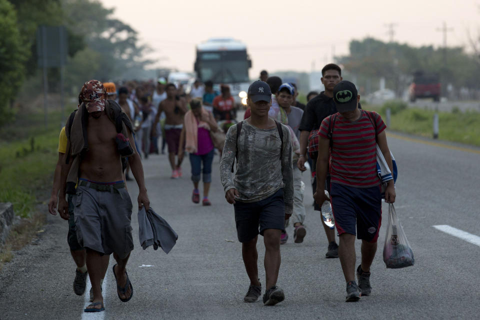Migrantes centroamericanos que viajan en una caravana a la frontera con Estados Unidos caminan por la carretera a Pijijiapan, México, el lunes 22 de abril de 2019. (AP Foto / Moisés Castillo)