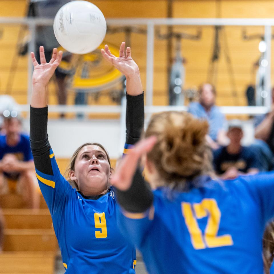 Serrano’s Macy Kavanaugh sets the ball for Lily Thorne on Tuesday, Sept. 27, 2022. The Diamondbacks swept and improved to 17-0 on the season.