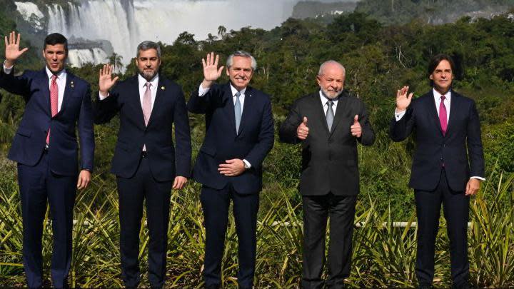 De izquierda a derecha: Santiago Peña y Mario Abdo (presidente electo y presidente en funciones de Paraguay), Alberto Fernández (presidente de Argentina), Lula da Silva (presidente de Brasil), Luis Lacalle Pou (presidente de Uruguay).