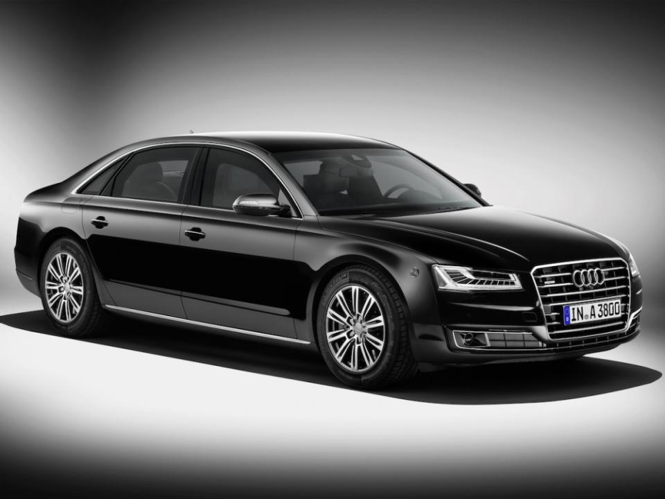 Audi A8L Security 車重達 3,500 公斤，以防彈鋼板作為全車鈑金，在鈑金內部也有高強度的防彈鋼板。