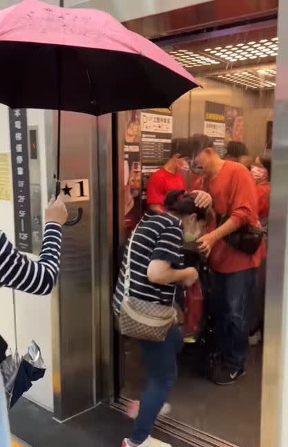有民眾甚至撐傘進電梯，讓網友全看傻。（圖／翻攝自路上觀察學院臉書）