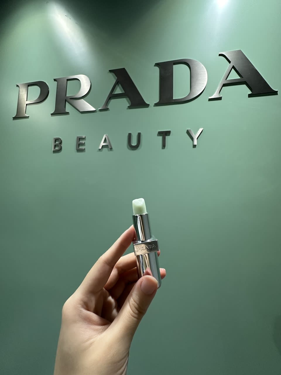 Prada Beauty香港香水及美妝專櫃登場！30款人氣絲絨唇膏、話題薄荷綠潤唇膏、眼影、粉底液在港都買到