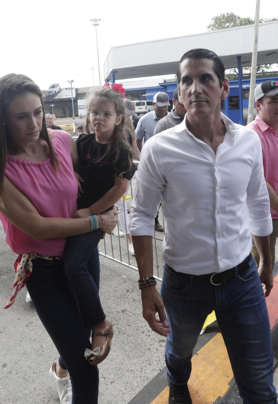 El candidato presidencial Rómulo Roux, del opositor partido Cambio Democrático (CD) y su esposa Victoria Heurtematte llegan con su hija a votar en las elecciones generales en la ciudad de Panamá, el domingo 5 de mayo de 2019. El empresario de 54 años cuenta con el respaldo del magnate de los supermercados y expresidente Ricardo Martinelli, quien está en la cárcel mientras se le enjuicia por cargos de espionaje político. (AP Foto/Arnulfo Franco)