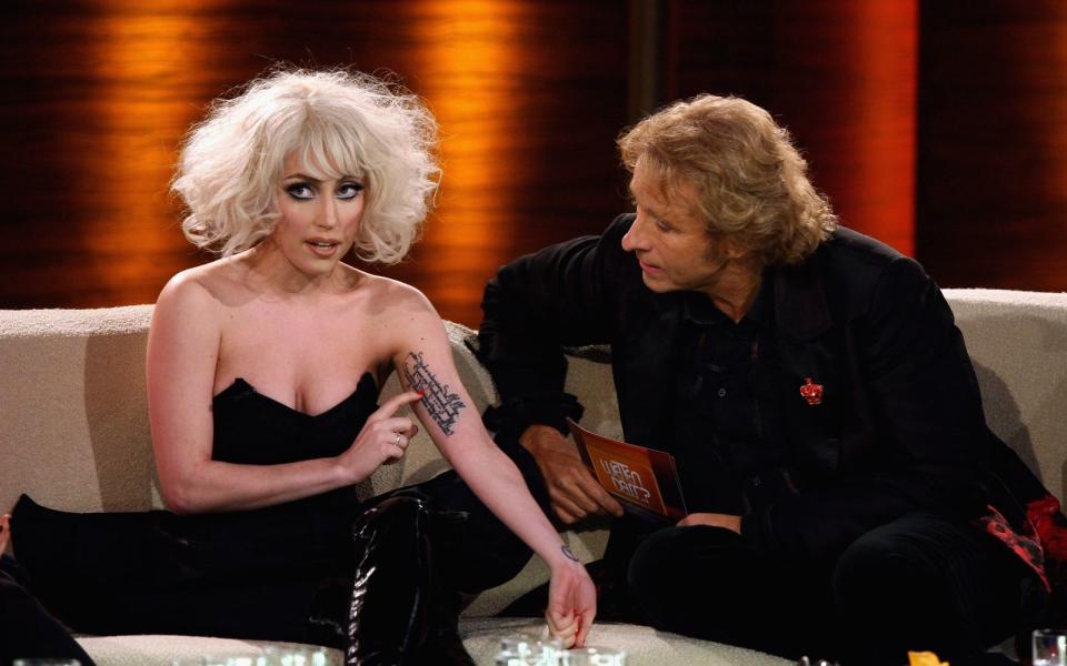 Kurz nach ihrem Madonna-haften Auftritt in der Hauptstadt nahm Lady Gaga übrigens neben Thomas Gottschalk auf der "Wetten, dass..?"-Couch Platz. Allerdings enttäuschend langweilig in ihrer Klamottenauswahl. Womöglich sollte das Braunschweiger Publikum nicht verstört werden. (Bild: Miguel Villagran/Getty Images)
