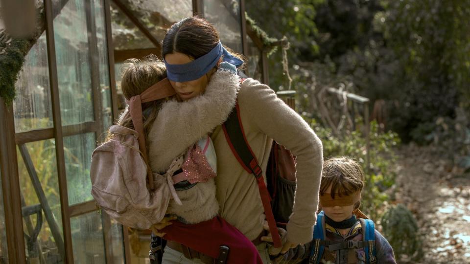 Wer hinschaut, stirbt. So lautet das Mantra im Netflix-Horror «Bird Box». Sandra Bullock spielt darin eine Mutter, die mit verbundenen Augen vor unsichtbaren Monstern flieht. Foto: Saeed Adyani/Netflix/dpa