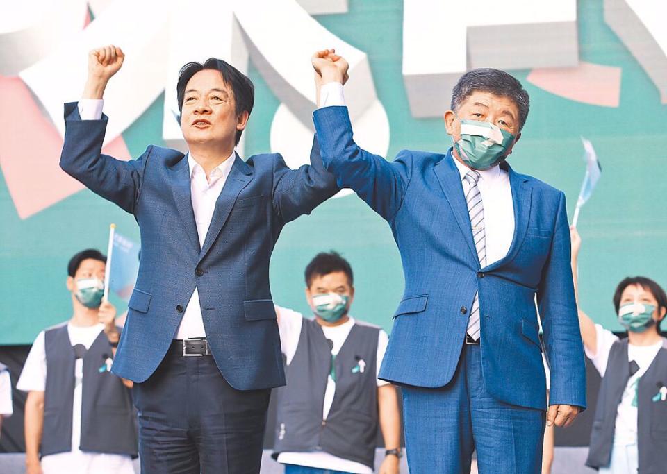 1日民進黨台北市長參選人陳時中競選總部成立大會中，副總統賴清德（左）拉起陳時中（右）的手高呼口號，陳的表情顯得有些冷淡。（本報資料照片）