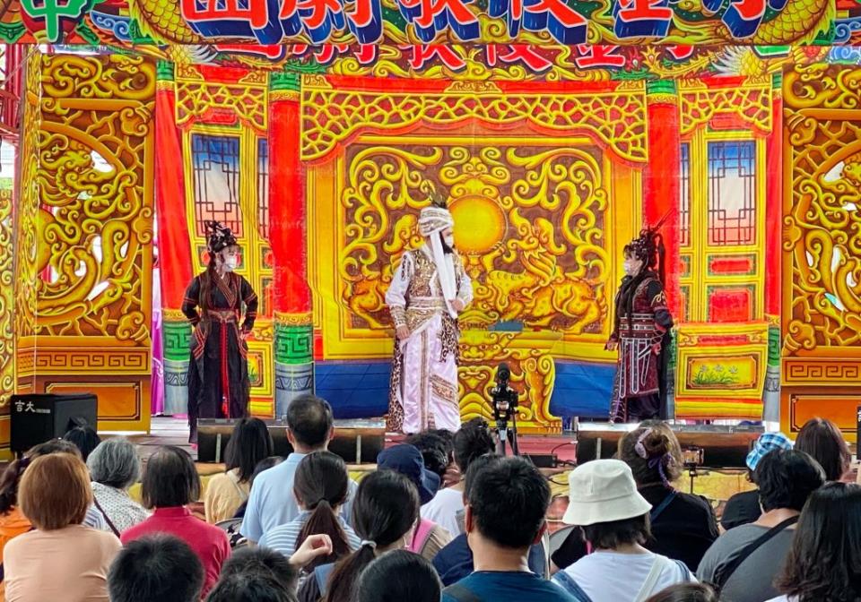 台中市政府社會局昨日在文化部文化資產園區上演「性平歌仔戲－穆桂英」，透過傳統歌仔戲，消除傳統性別刻板印象。（記者陳金龍攝）
