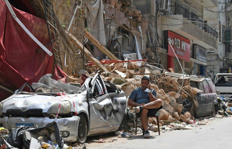 Un Libanais devant les ruines d'un bâtiment dans le quartier de Gemmayzé, dévasté par l'explosion au port de Beyrouth, le 12 août 2020 - - © 2019 AFP