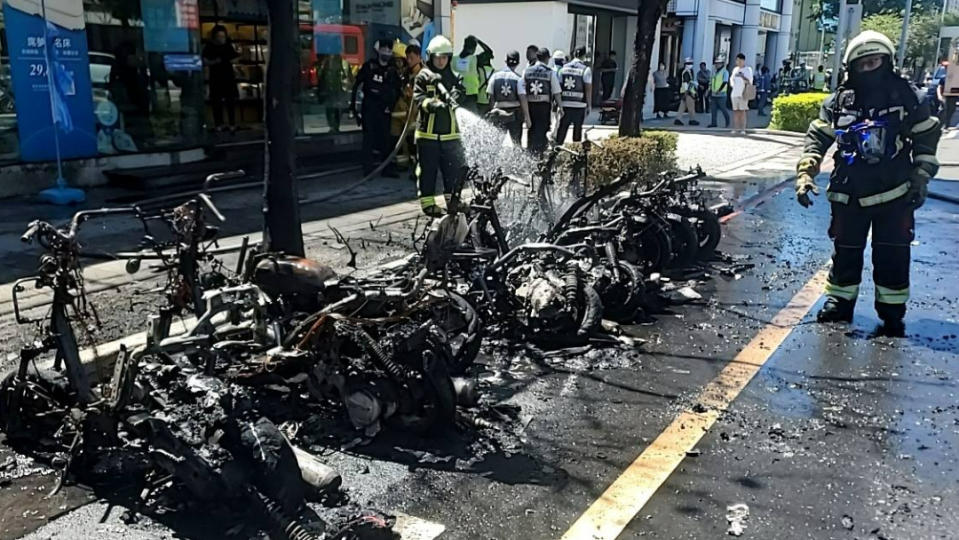 高雄鼓山區驚傳火燒車，火勢燒得猛烈，殃及路旁的8台機車與1部汽車。讀者提供